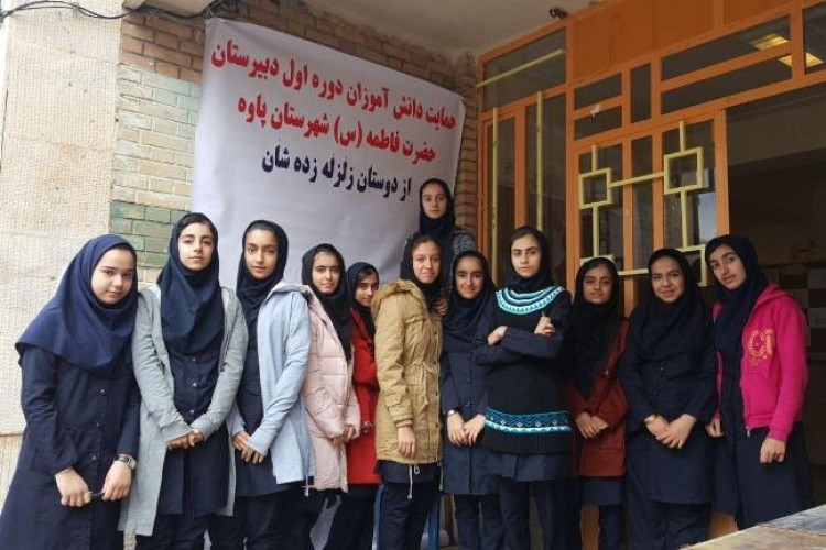 برپایی نمايشگاه نقاشی و دیوار نوشته جهت همدردی با دانش آموزان زلزله‌زده در پاوه