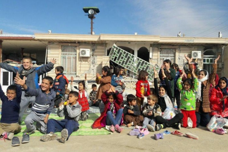 اجراي برنامه هاي شاد و مفرح براي كودكان زلزله زده توسط مربیان مهد کودک و پیش دبستانی باران پاوه