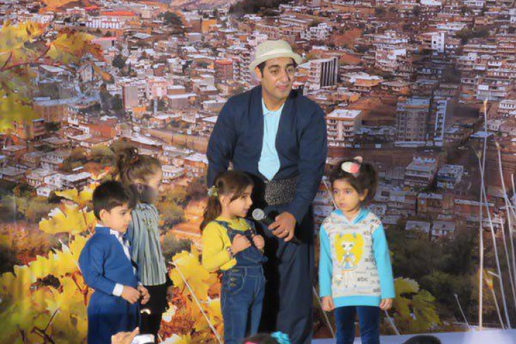 کودکان پاوه همنوا با عمو مهربان آواز همدلی با کودکان زلزله زده سر دادند