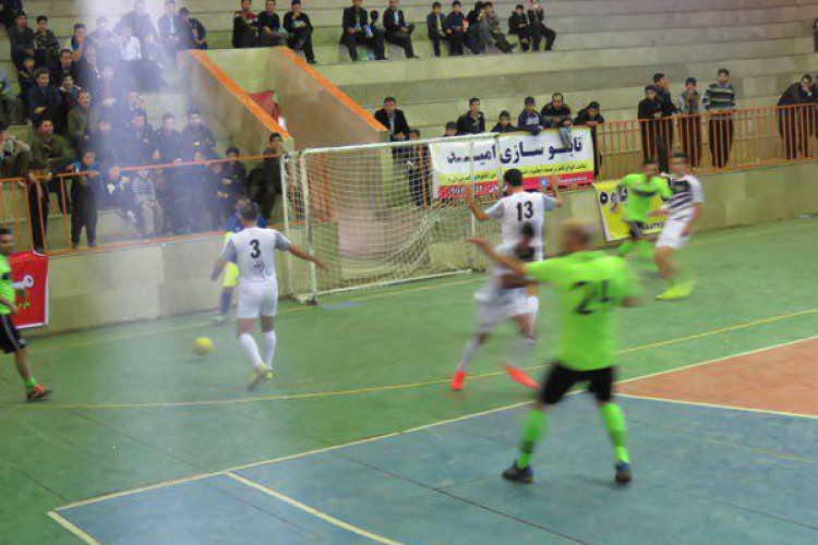 مسابقات فوتسال هنرمندان ایران و منتخب پیشکسوتان پاوه/ پايان اين مسابقات با تساوي دو تيم