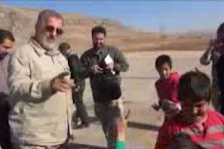 فیلمی منتشر نشده از بازی فرمانده نیروی زمینی سپاه با کودکان سرپل ذهاب/ سوگند یک پیر زن زلزله زده به جان امام خمینی (ره)