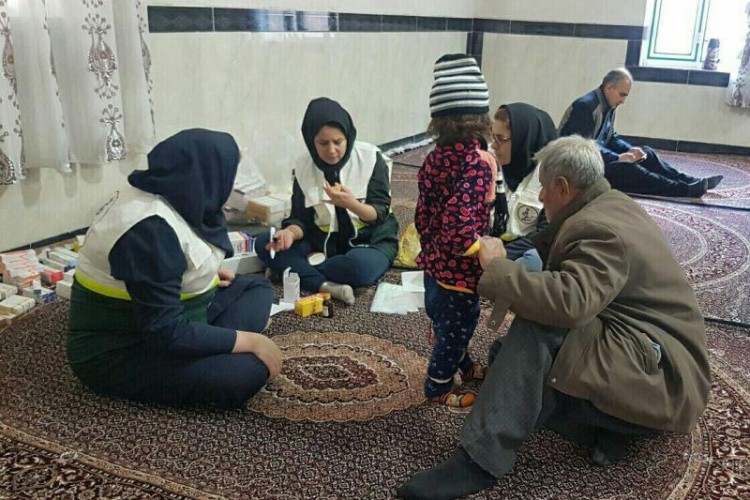 ارايه خدمات بهداشتي و درماني در مناطق زلزله زده توسط كانون بسيج جامعه پزشكي شهرستان پاوه