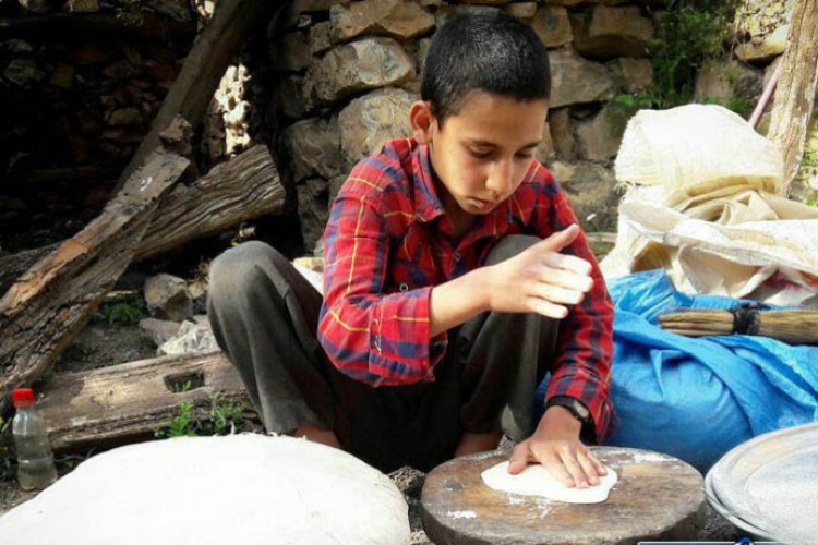 زندگي پسر نوجواني در روستاي شركان، كه خود نان مي پزد/وقتی یک نوجوان هم می تواند «مرد زندگی» باشد