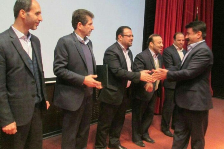 تجلیل مدیرکل آموزش و پرورش استان کرمانشاه از پژوهشگر برتر پاوه‌ای