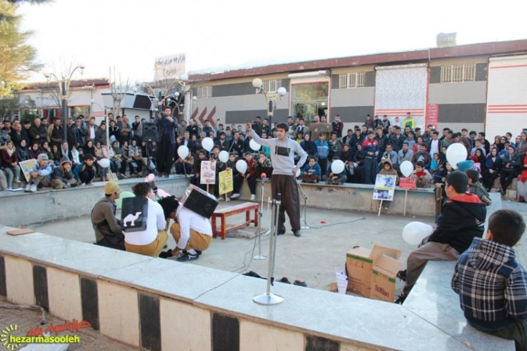 گزارش تصويري از اجراي تئاتر خیابانی”ما به اعتیاد نه می گوییم”در پاوه