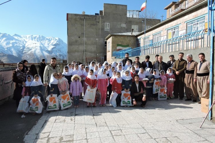 توزیع یک هزار بسته فرهنگی بین دانش آموزان پاوه