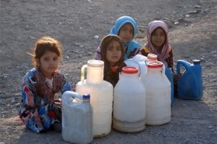 منابع آب شش روستای شهرستان جوانرود بر اثر پس لرزه های اخیر قطع شده است 