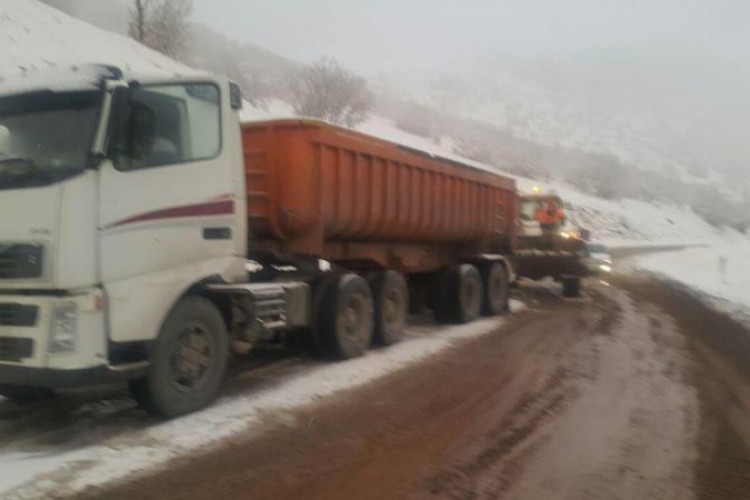تردد در راههاي ارتباطی روستاهاي شهرستان پاوه با زنجير چرخ امكان پذير است