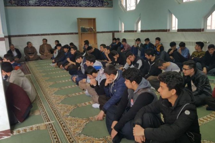 برگزاری یادواره شهدا به مناسبت دهه مبارک فجر در محل دبیرستان نمونه دولتی پاوه