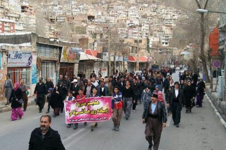 همایش بزرگ پیاده روی خانوادگی در پاوه برگزار شد