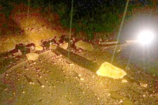 بارش 90 ميليمتري باران در يك روز اخير در پاوه/انسداد جاده باينگان با ريزش توده سنگ 