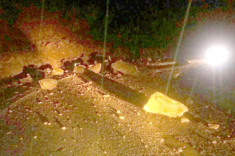 بارش 90 ميليمتري باران در يك روز اخير در پاوه/انسداد جاده باينگان با ريزش توده سنگ 