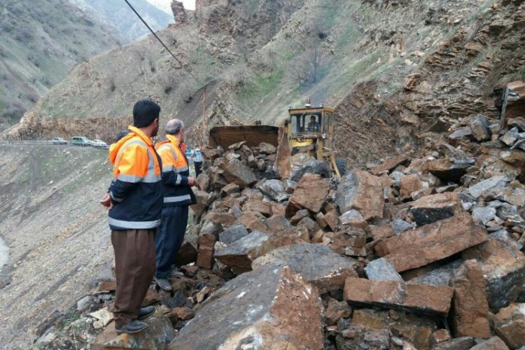 بازگشایی راه چند روستای پاوه در اثر بارش های شدید/بارش 590 ميلمتر باران در شهرستان