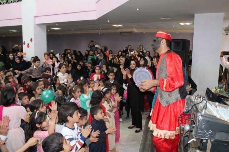 یک روز شاد برای بچه های شهرستان پاوه در پایان سال با حضور عمو نارنجی