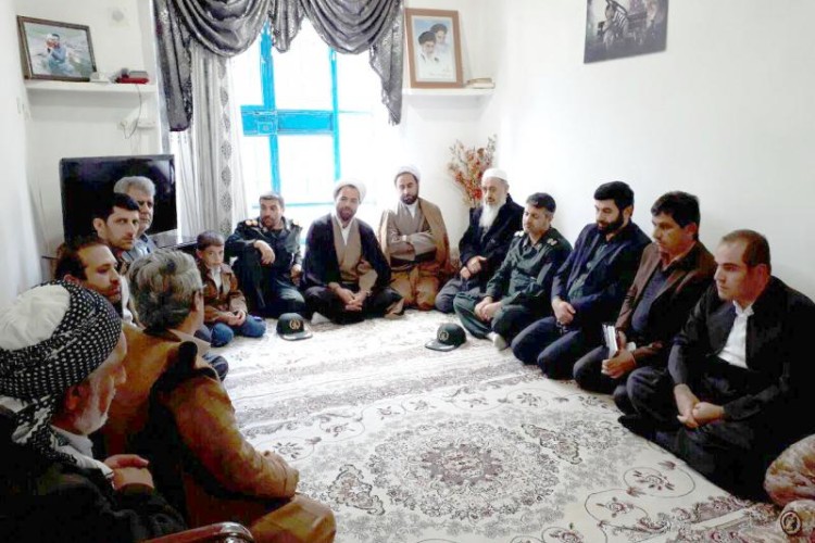 مسئولان شهرستان پاوه به دیدار خانواده جانباز شیمیایی رفتند+تصاوير