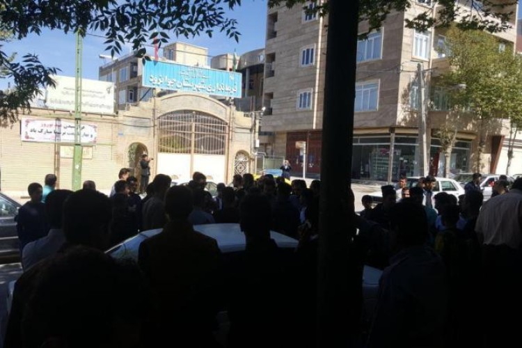 تجمع فروشندگان بازارچه جوانرود در مقابل فرمانداری