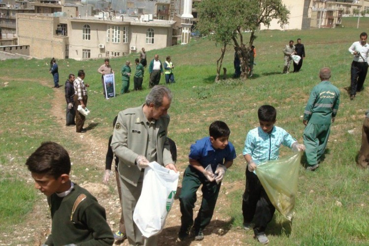 بوستان ورودی شهر جوانرود از زباله پاکسازی شد