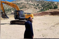 آغاز عملیات آماده سازی و خاکبرداری زمین خاکی نوریاو جهت اجرای طرح چمن مصنوعی 