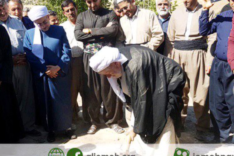 کلنگ بازسازی مسجد روستای عبدالخاکی سفلی‌ ثلاث باباجانی به زمین زده شد