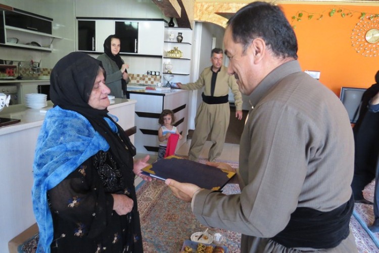 دیدار شهردار پاوه با خانواده کارکنان فرزند شهید شهرداری