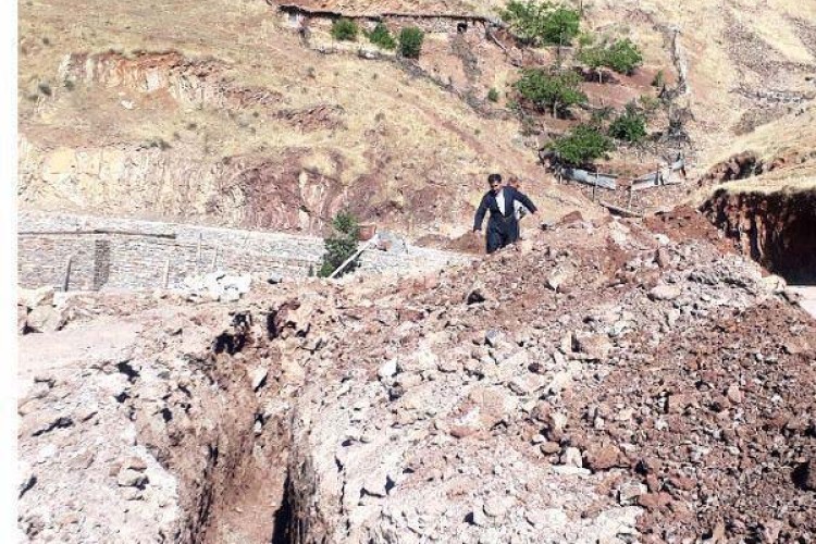 حل مشکل قطع آب مشترکین بالا دست خیابان مرکزی پاوه