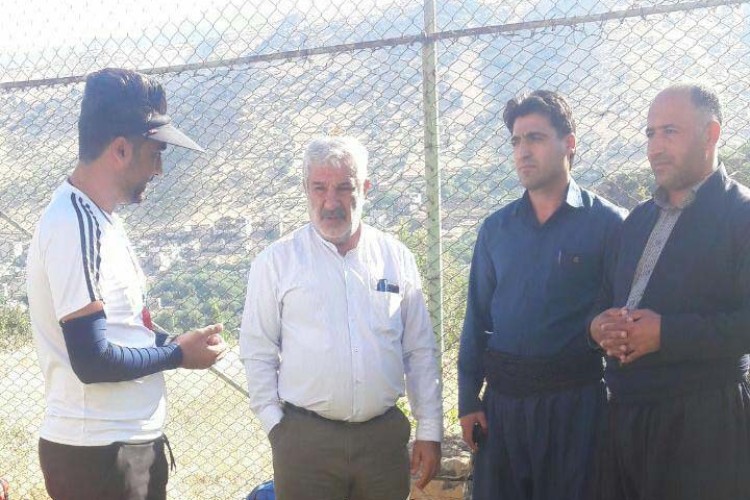 رئیس هیئت فوتبال استان کرمانشاه از زمین چمن روستای نُسمه پاوه بازدید کرد
