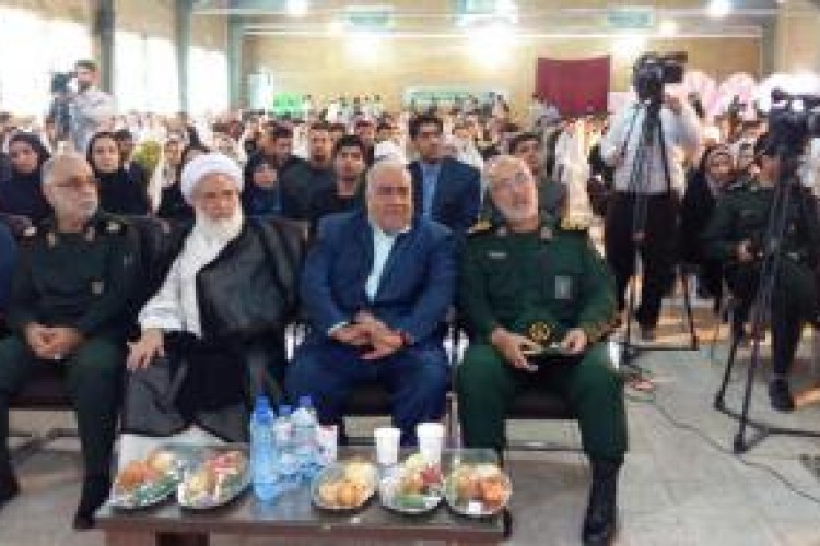 توزیع ۱۶۰ سری جهیزیه اهدایی مقام معظم رهبری به زوج های جوان در اورامانات