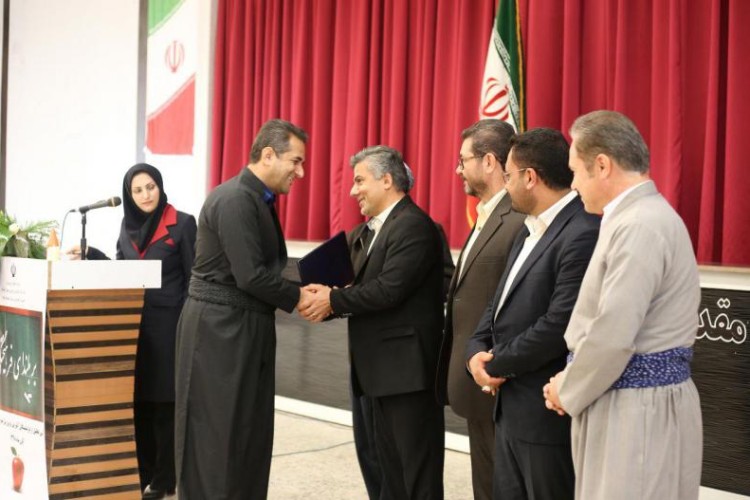 آیین تجلیل از بازنشستگان آموزش و پرورش پاوه در سال ۹۸ برگزار شد