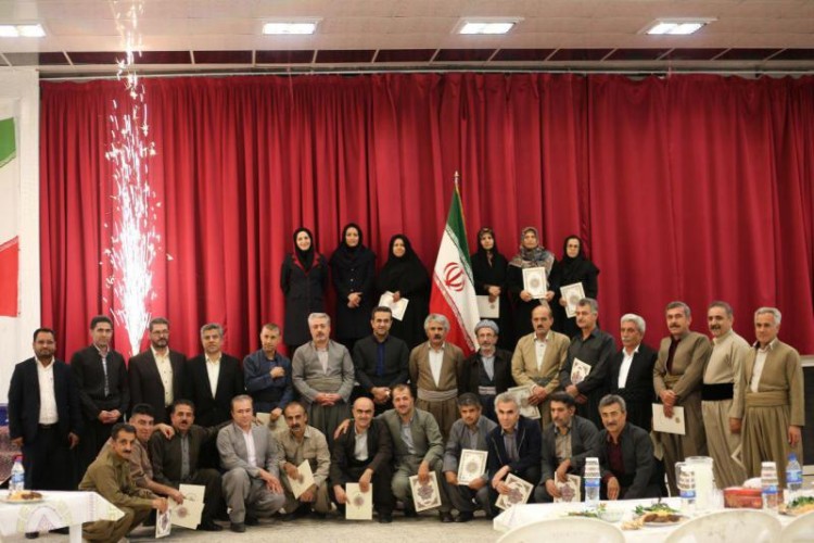 گزارش تصویری از برگزاری آیین تجلیل از بازنشستگان آموزش و پرورش سال جاری در پاوه 