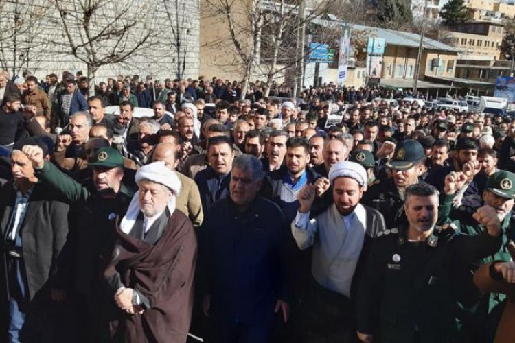 مردم پاوه امروز در محکومیت شهادت سپهبد سلیمانی راهپیمایی كردند