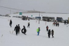 شادی کودکانه با بارش برف زمستانی در پاوه
