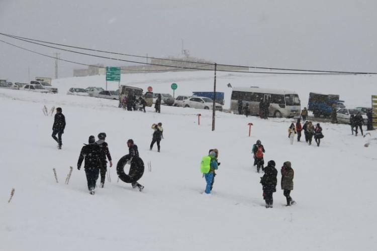 شادی کودکانه با بارش برف زمستانی در پاوه