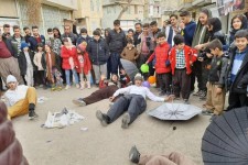 تئاتر خیابان سیاهی، با استقبال شهروندان در پاوه اجرا شد+تصاویر