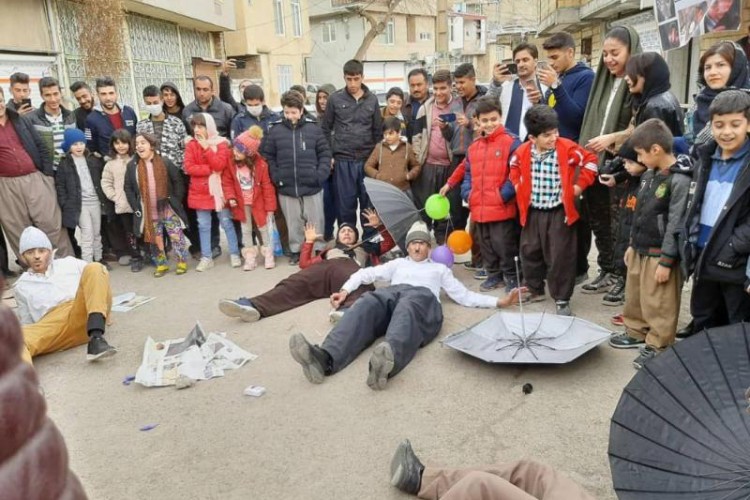 تئاتر خیابان سیاهی، با استقبال شهروندان در پاوه اجرا شد+تصاویر