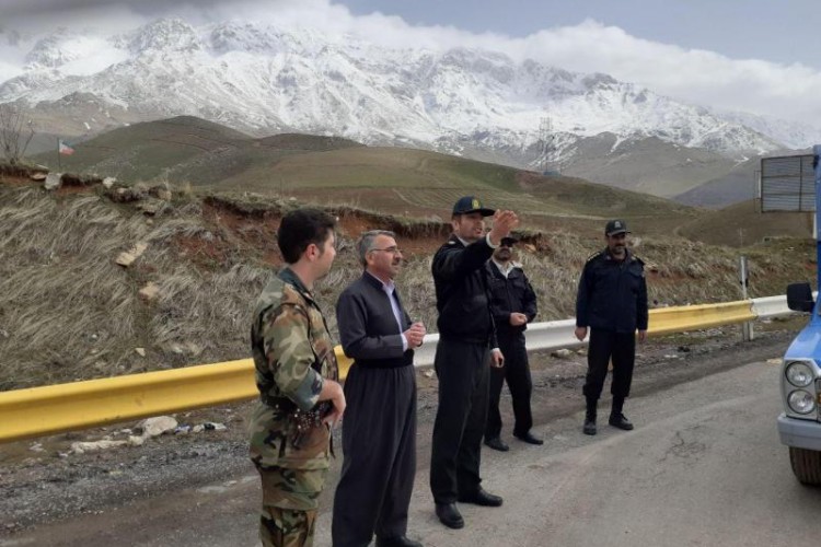 تداوم قرنطینه شهرستان پاوه با حضور نیروی انتظامی ، بسیج و امدادگران جمعیت هلال احمر 