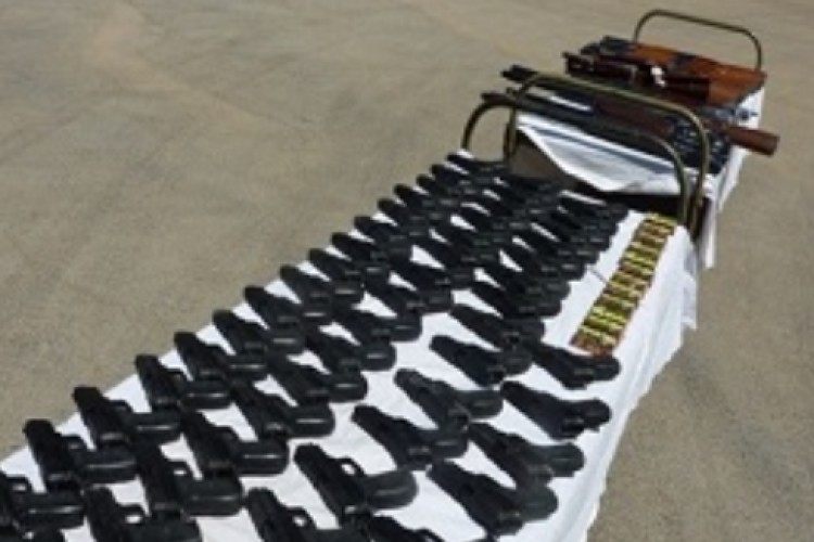 کشف ۴۵ قبضه اسلحه جنگی در پاوه/ متواری شدن اعضای باند قاچاق اسلحه