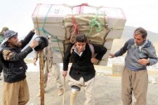 کرونا بار مضاعف بر دوش کولبرها 