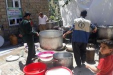 پخت و توزیع غذای گرم بین نیازمندان جوانرودی در ماه مبارک رمضان
