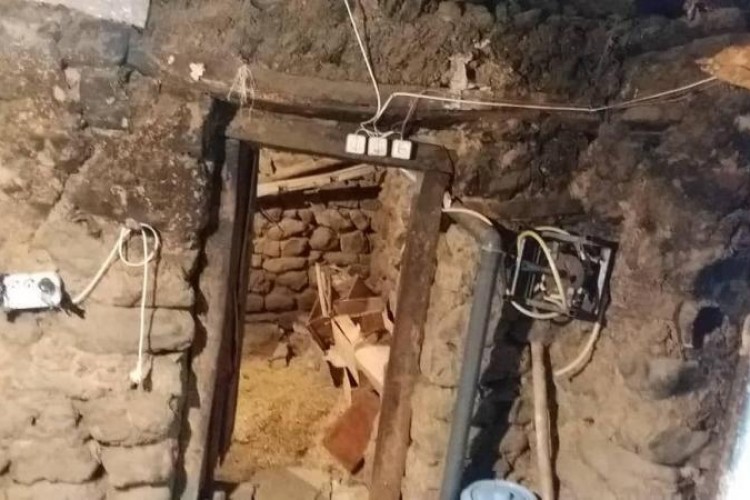 گزارش نخست در ارتباط با ساخت مسکن برای دو خواهر نیازمند در روستای نوریاب 