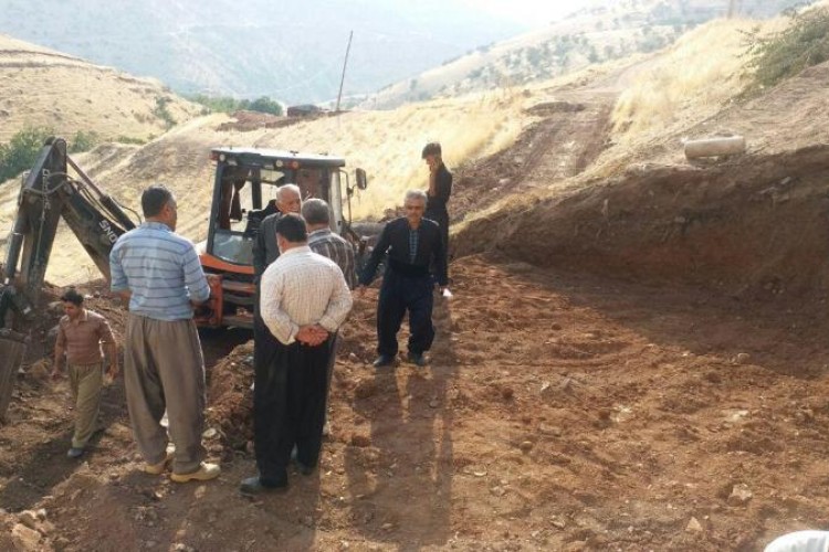 خاکبرداری زمین اهدایی بە دو خواهر نیازمند در روستای نوریاب پاوه آغاز شد