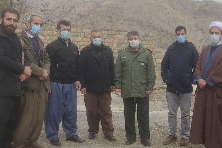 اهدای سه دستگاه تبلت و ۱۰ سبد غذایی به نیازمندان در روستای گلال پاوه