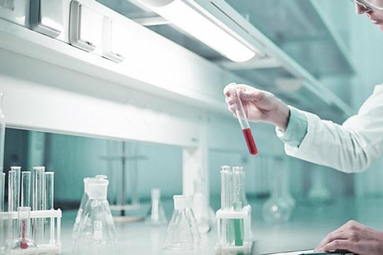 مسئولین شبکه بهداشت و درمان پاوه  به فکر رفع مشکل تنها آزمایشگاه خصوصی شهر باشند