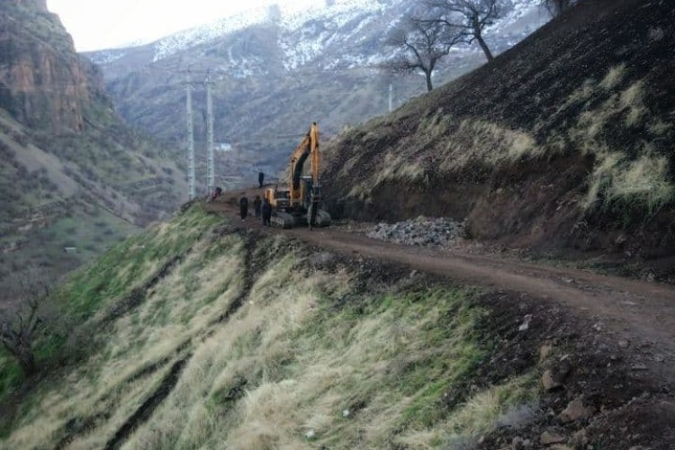 توقیف فعالیت غیر مجاز یک دستگاه بیل مکانیکی در مراتع روستای دشه