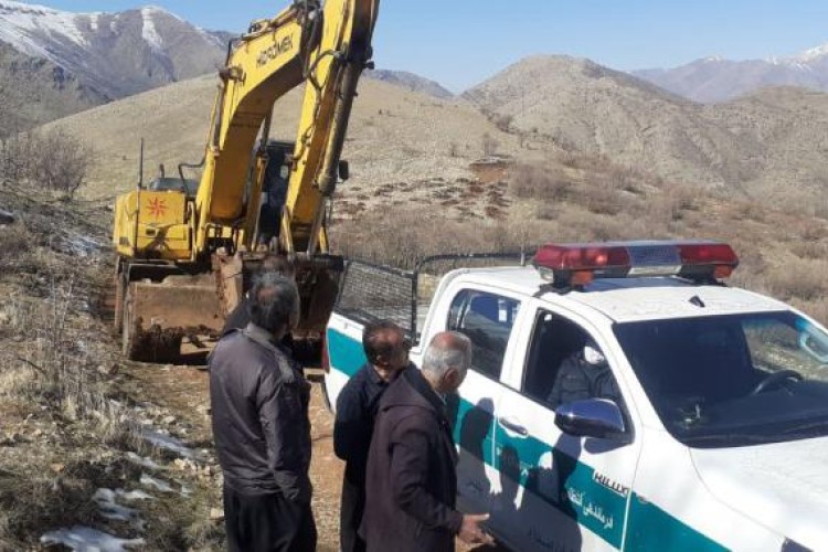‍ توقیف فعالیت غیر مجاز یک دستگاه بیل مکانیکی در منطقه تپه کوله پاوه