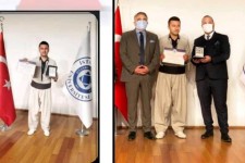 اهدای تندیس ولوح تقدیرجوان وکارآفرین نمونه بین المللی به دانا محمدی کارآفرین پاوه ای