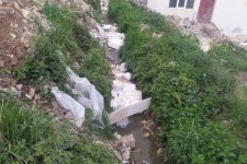 رها شدن فاضلاب خانگی محله سرباور در کوچه و معابر