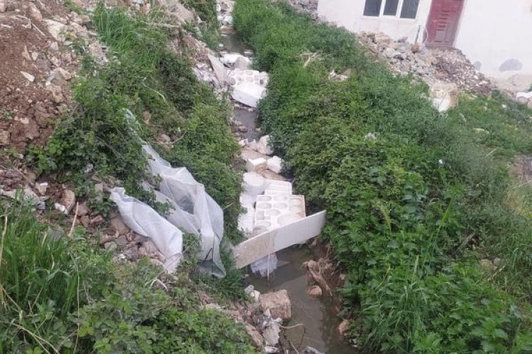 رها شدن فاضلاب خانگی محله سرباور در کوچه و معابر