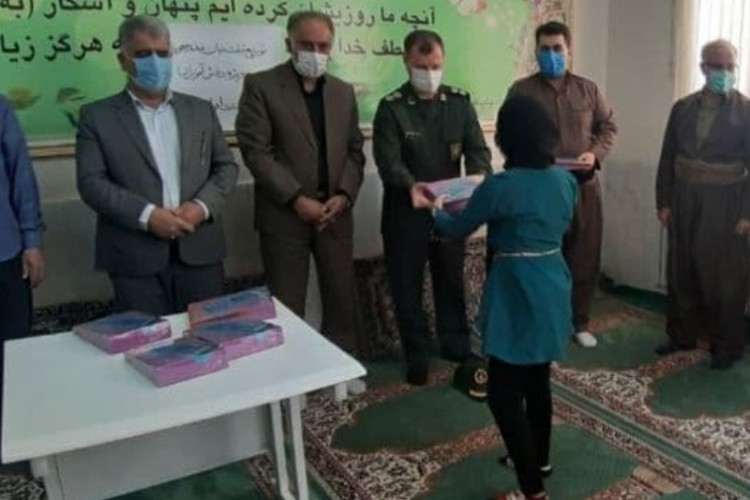 اهداء بیش از 36 دستگاه تبلت به دانش آموزان کم بضاعت