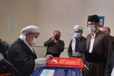 امام جمعه پاوه رای خود را به صندوق انداخت