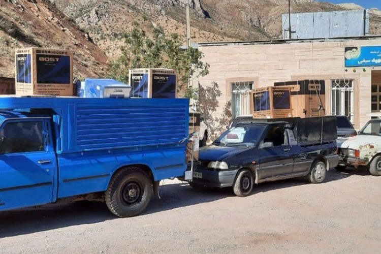 توزیع  42 سری جهیزیه برای نوعروسان تحمت کمیته امداد در پاوه